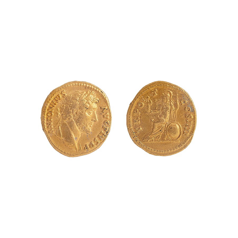 MONETE ROMANE IMPERIALI. ANTONINO PIO (138-161 d.C.): AUREO D: ANTONINVS AVG. PIVS. P. P. Testa laureata a destra. R: TR. POT. COS. IIII. Roma seduta a sin. regge il Palladium con la destra e?hasta pura?(lancia senza testa) con la sinistra, uno scudo a l