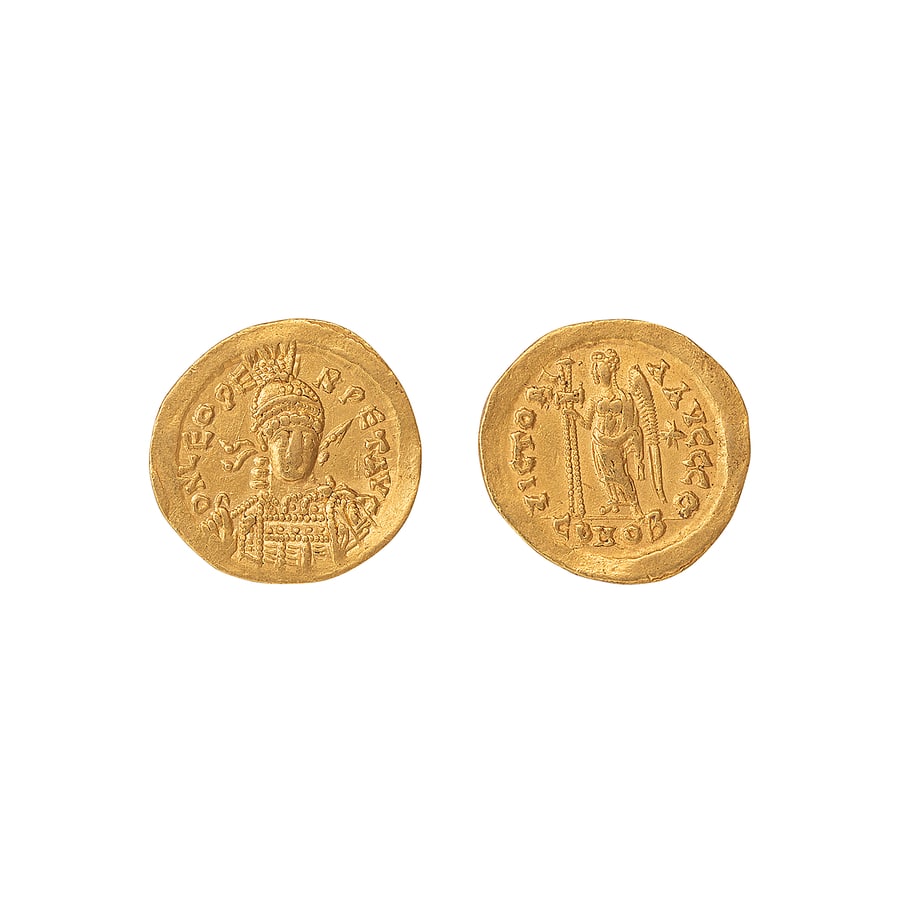 MONETE ROMANE IMPERIALI. LEONE I (457-474 d.C.) SOLIDO: Au. 4,43 gr. 20 mm. D: D. N. LEO. PERPET. AVG. Busto frontale con elmo, corazzato, regge una spada e lo scudo. R: VICTORIA AVGGG. La Vittoria alata in piedi a sin., regge una lunga croce; in esergo CO