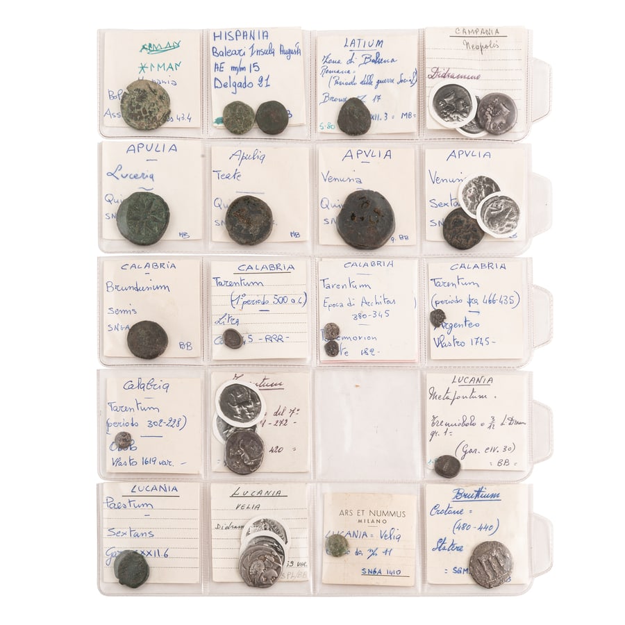 MONETE ROMANO-CAMPANE, REPUBBLICANE E IMPERIALI. RESTO: DI COLLEZIONE COMPOSTO DA OLTRE 120 MONETE (DI CUI 60 IN ARGENTO) Da notare monete di Giulio Cesare, Vibia, Mussidia, alcuni esemplari della Magna Grecia fra cui un tetrradracmo tolemaico d'Egitto, mo