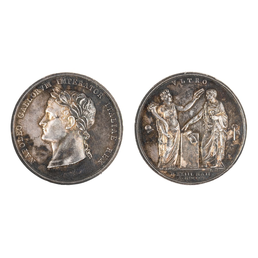 MEDAGLIE NAPOLEONICHE. INCORONAZIONE DI NAPOLEONE A RE: D'ITALIA 1805 Ag. 44,00 gr. 41 mm. Opus Luigi Manfredini. Rara. D: NAPOLEO GALLORVM IMPERATOR ITALIAE REX. Busto laureato a sin.; sul taglio del collo L.M. R: VLTRO. L'Italia turrita con cornucopia in
