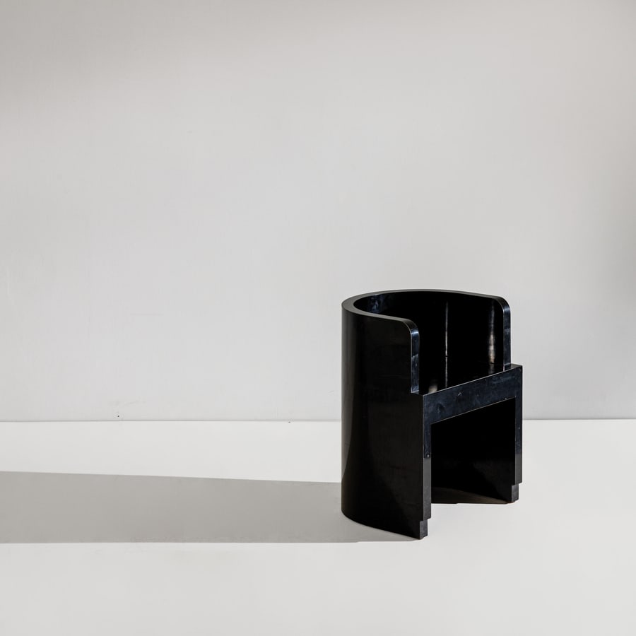 GIUSEPPE PAGANO: Poltrona a pozzetto. Legno di abete lamellare, buxus ebanizzato lucido. Esecuzione F.I.P. Torino, 1929/1930 ca. cm 68x53x48 AN ARMCHAIR BY G. PAGANO I.De Guttry, M. P. Maino, Il mobile Deco italiano,