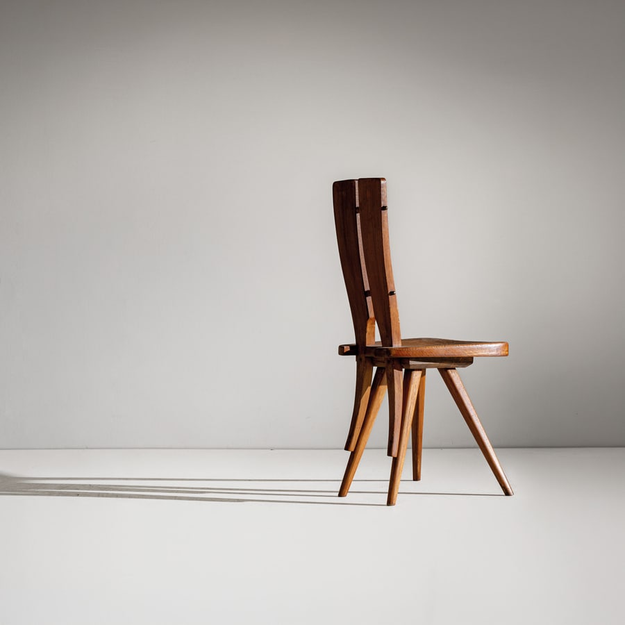 CARLO MOLLINO: Sedia. Modello originariamente creato per la Casa del Sole, Cervinia. Legno di castagno massello, legno di rovere massello, ottone. Esecuzione Ettore Canali, Brescia, 1956 ca. cm 93x37x46,5 A CHAIR BY
