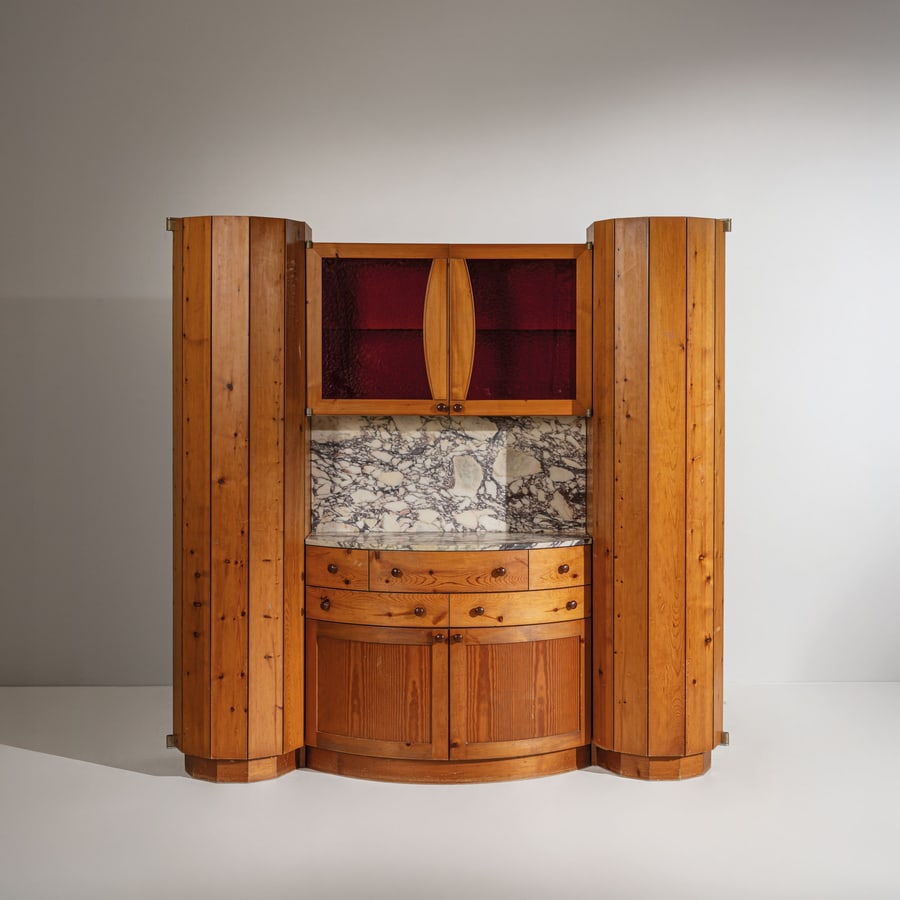 TONI CORDERO: Credenza per una committenza privata. Legno massello di pino di Russia, vetro colorato, marmo Calacatta viola. Torino, fine anni '80. cm 191,5x192x43 A CABINET BY T. CORDERO Buone condizioni generali.