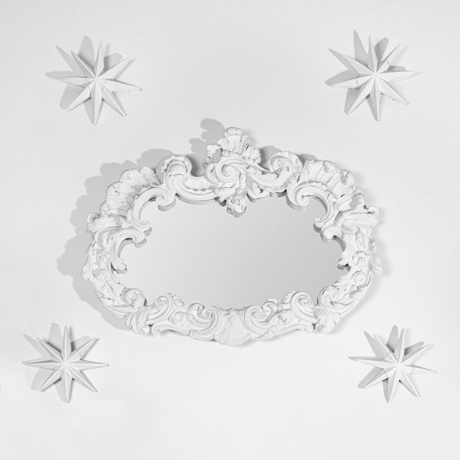 TONI CORDERO: Specchio da parete per Top Ten, Torino. Legno, gesso, vetro specchiato. Italia 1990 ca. cm 80x116x9; stelle cm 30x4 ca. A MIRROR BY T. CORDERO Buone condizioni generali. Presenta righe, graffi e segni