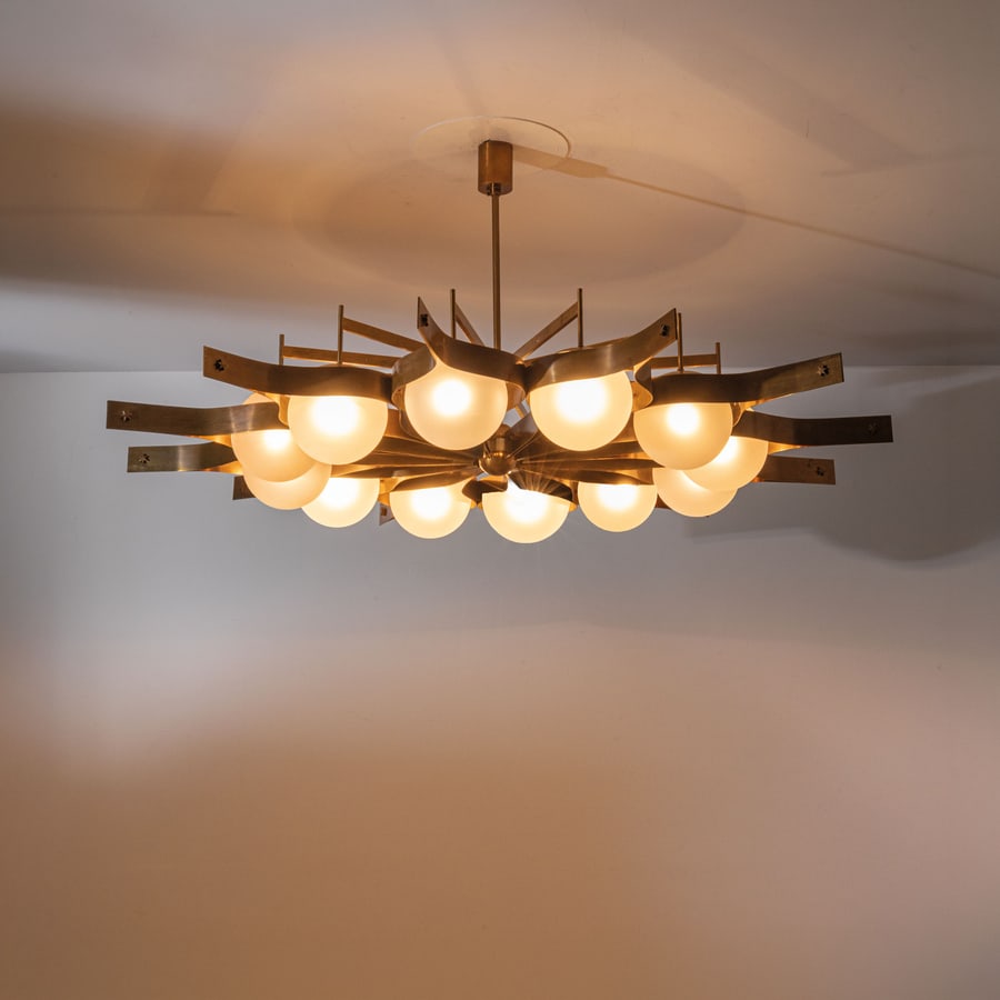 GIO PONTI: Grande lampada a sospensione mod. Pavone. Ottone, vetro acidato. Esecuzione Arredoluce, anni '60. Perizia Gio Ponti Archives. cm 82x160x160 A LARGE CEILING LAMP BY G. PONTI Cfr.: Domus, aprile 1965, p