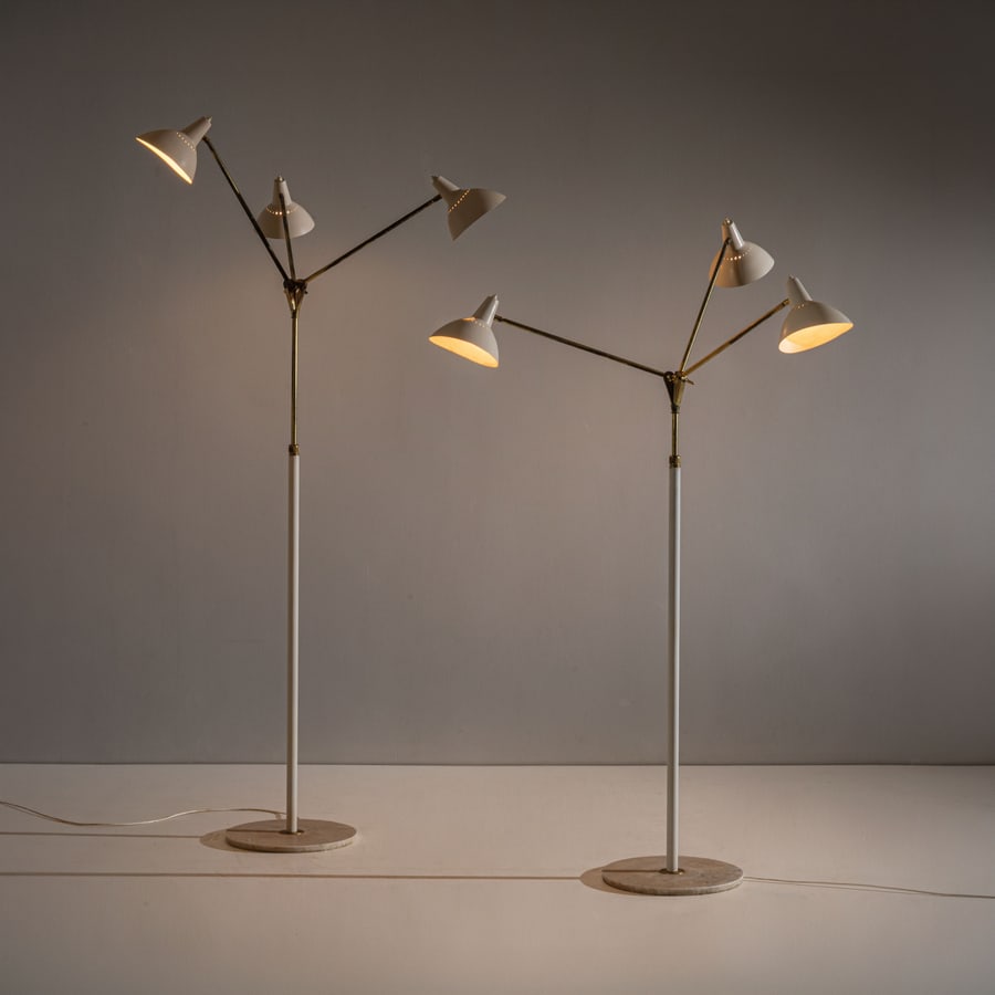STILNOVO: Coppia di lampade da terra. Marmo, ottone, metallo verniciato. Produzione Stilnovo anni '50. Decalcomania del produttore. massima altezza cm 228, diametro base cm 38 A PAIR OF FLOOR LAMPS BY