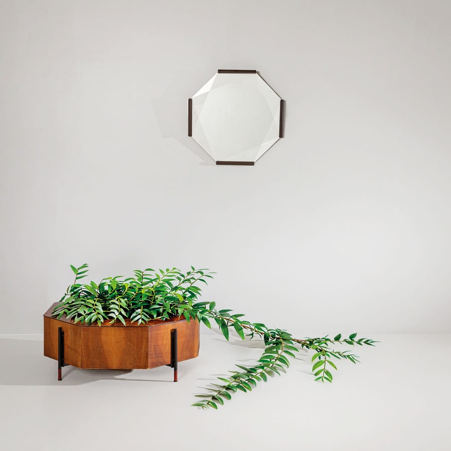 ICO & LUISA PARISI: Fioriera mod. 1957.4 con specchio. Legno, metallo verniciato, ottone, cristallo specchiato. Produzione Broggi, Cantù, 1957. cm 30x88x88; cm 58x58c2,5 A DECORATIVE PLANTER WITH A MIRROR BY I. & L.