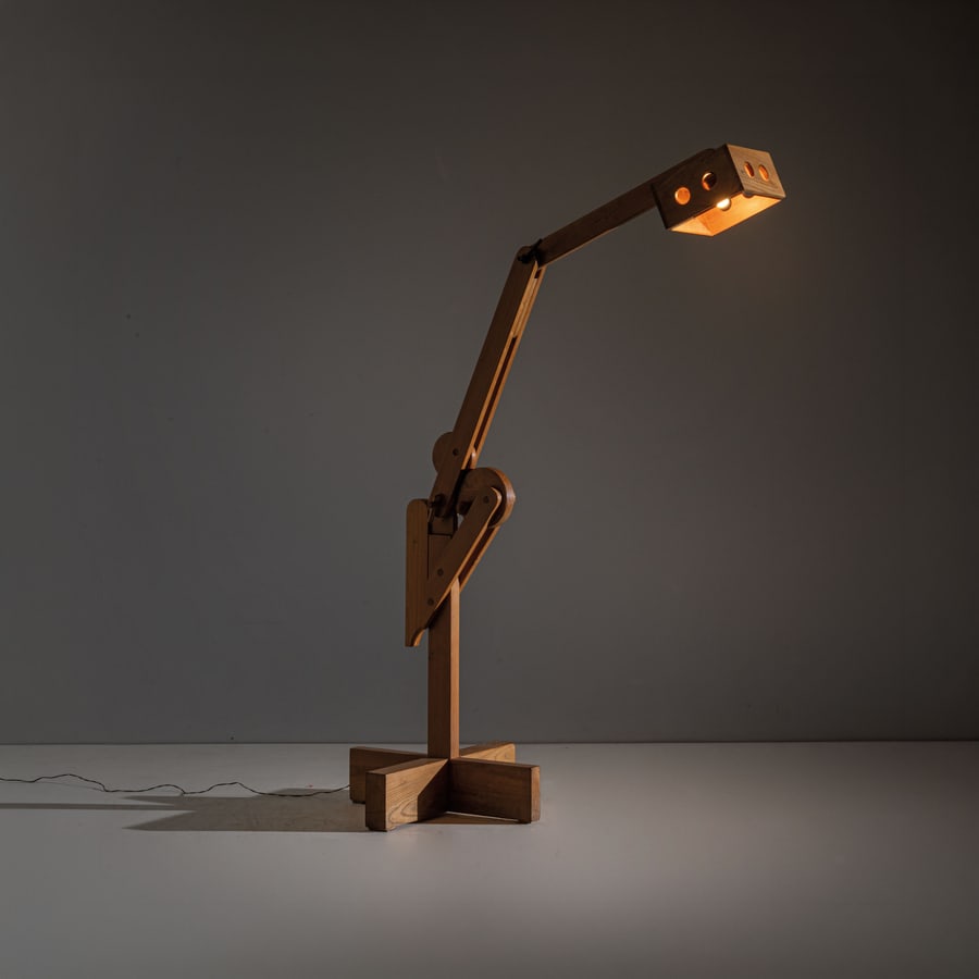 PIETRO CASCELLA: Lampada da terra mod. Pinocchio. Legno di ciliegio e frassino. Produzione Reflo 1972 ca. Firma dell'Autore impressa a fuoco. cm 195x160x64 ca. A FLOOR LAMP BY P. CASCELLA Per la versione da tavolo: