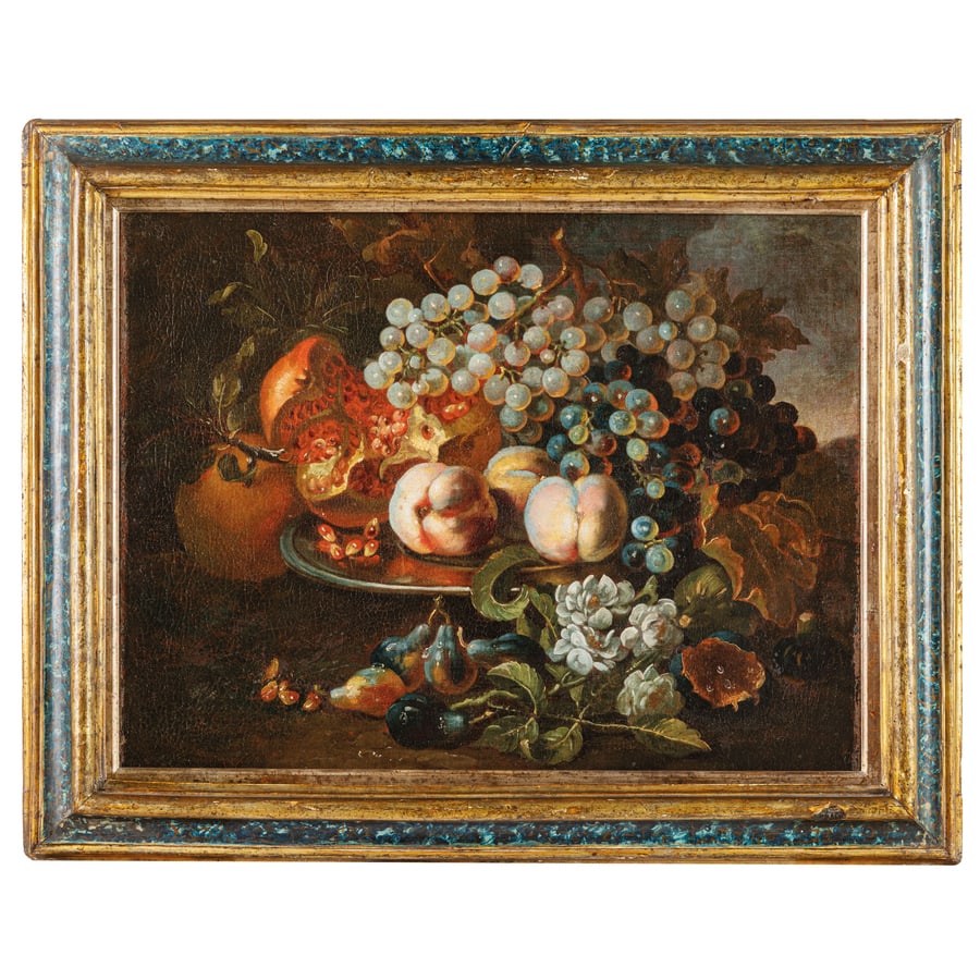 MAXIMILIAN PFEILER: (attivo a Roma e documentato dal 1694 al 1721) Natura morta con piatto, melagrane, pesche, uva, fichi e prugne Olio su tela, cm 56,3X69 Provenienza: Vienna, Dorotheum, 12 giugno 2001, lotto 108 (come
