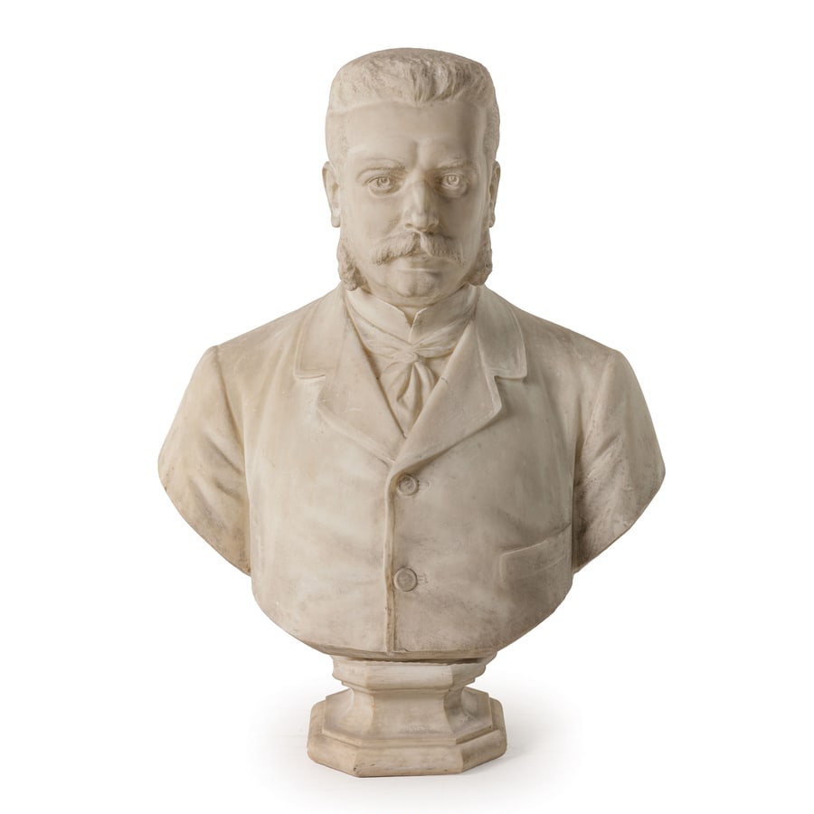FEDERICO GAETANO VILLA: Roma, 1837 - Varese, 1907 Busto di gentiluomo Firmato F G Villa, Milano sul lato Marmo, Alt cm 78 Provenienza: Milano, collezione privata La produzione di Villa si inserisce nel clima artistico