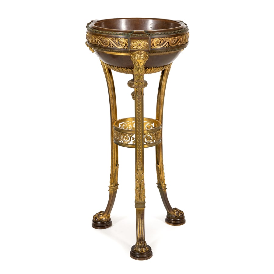 TRIPODE IN BRONZO DORATO E METALLI DIVERSI, XIX SECOLO: di modello tratto da repertori classici, vasca circolare con coppa terminante a pigna, i montanti e le fasce percorse da greche continue, piedi ferini; difetti, pochi graffi e bruniture Cm 89,5X42 Vas