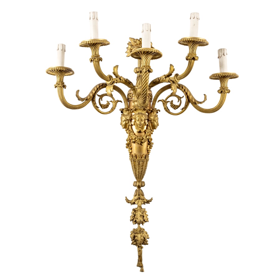 COPPIA DI GRANDI APPLIQUE IN BRONZO DORATO, XIX SECOLO: di gusto neoclassico, ornati da fitto decoro naturalistico e teste muliebri, cinque braccia a cornucopia e vaso fiorito nella sommità; difetti, minori graffi e bruniture, alcune parti da fissare,