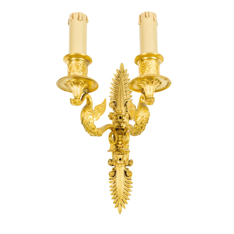 CINQUE APPLIQUE IN BRONZO DORATO, XX SECOLO: in stile impero, a due luci su bracci con terminali a cigno, supporto con palmette stilizzate; difetti, tracce di brunitura e minori ossidazioni, elettrificati non funzionanti Cm 24X16X15 FIVE GOLDEN 