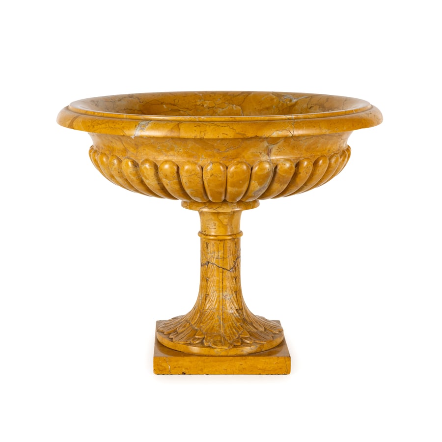 COPPA IN MARMO GIALLO ANTICO, XIX SECOLO: di gusto classico con bordo sagomato e parte inferiore baccellata, fusto con cespo naturalistico su piede quadrato; difetti, restauro al centro del fusto e minori graffi Cm 31X38 Vasca, cm 8X27 A YELL