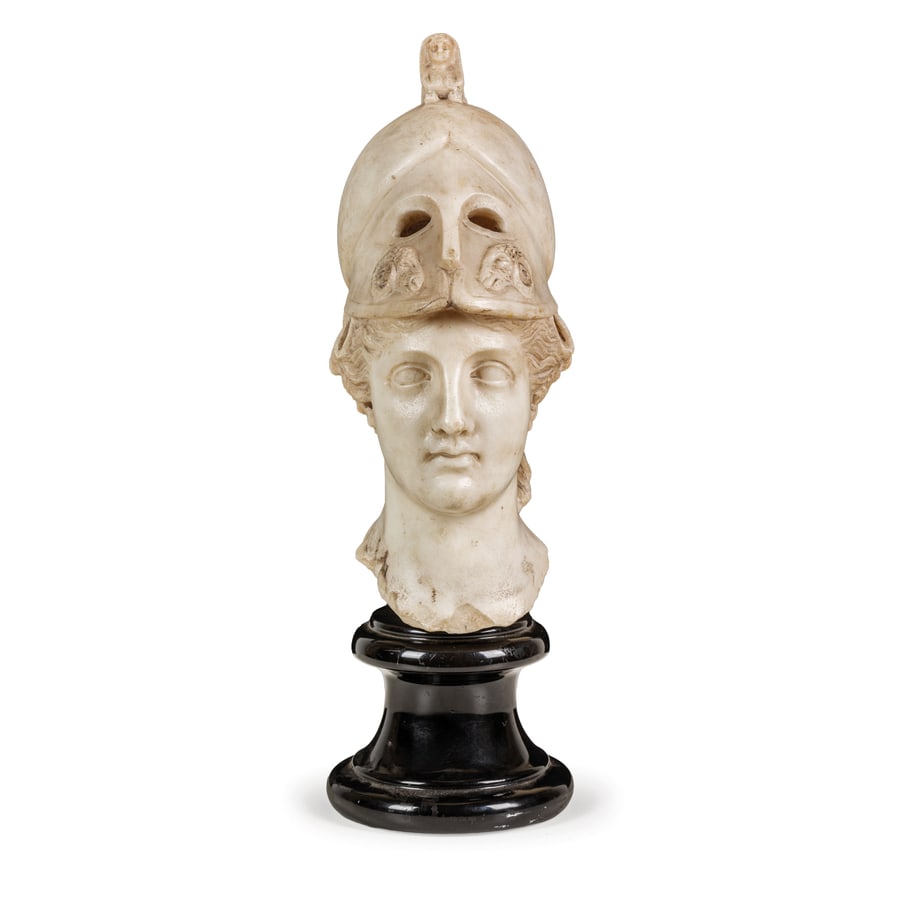 SCULTURA IN MARMO, XIX SECOLO: testa di Minerva, poggia su base in marmo nero; minori graffi e sbeccature, tracce di sporco, la base non coeva Cm 32X20X11,5 Alt. totale, cm 43 A MARBLE SCULPTURE, 19TH CENTURY; DEFECTS, MINOR SCRATC