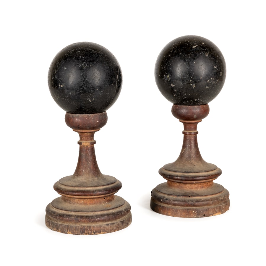 COPPIA DI SFERE IN MARMO NERO ANTICO, XVIII SECOLO: poggiano su basi tornite in legno; minori difetti, le basi con alcune tracce di tarlo Diam. cm 9 Alt. totale, cm 22 PAIR OF ANTIQUE BLACK MARBLE SPHERES, 18TH CENTURY; MINOR DEFECTS, THE BASES SHOW SO
