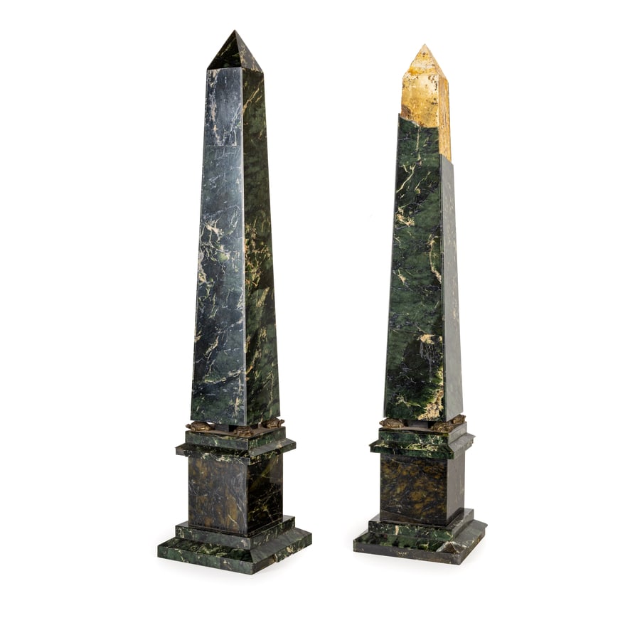 COPPIA DI OBELISCHI DECORATIVI IMPIALLACCIATI IN MARMO: VENATO, XX SECOLO di gusto classico e base a plinto squadrata, al centro quattro piccole tartarughe in bronzo patinato; difetti, uno con mancanze nella parte superiore, entrambi con rotture e mancanze