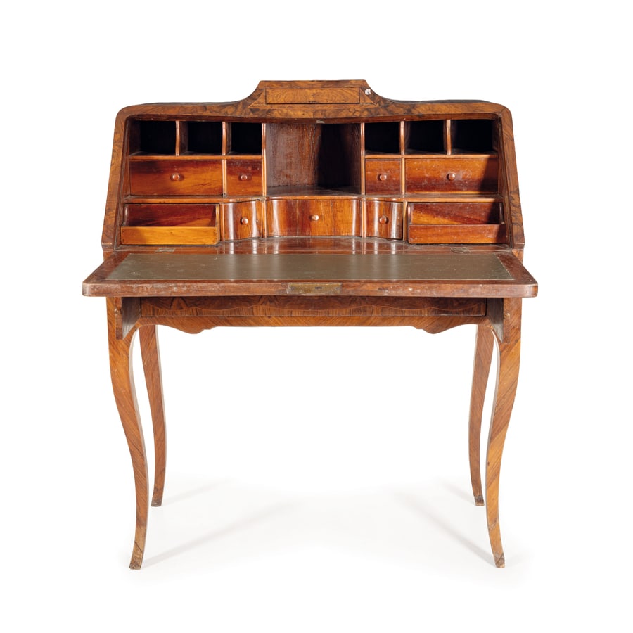 SCRITTOIO IMPIALLACCIATO IN LEGNO E RADICA DI NOCE,: XIX SECOLO gambe mistilinee, anta a calatoia con scarabattolo interno completo di piccoli cassetti e vani a giorno, cimasa ad urna con cassetto a scomparsa; difetti, rotture e mancanze nell'impiallacc
