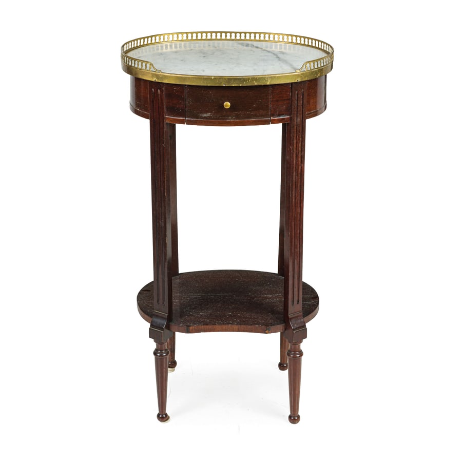 TAVOLO DI SERVIZIO IN LEGNO DI MOGANO, FRANCIA, XX: SECOLO in stile neoclassico e a sezione ovale, piano in marmo cinturato, mensole di raccordo e gambe parzialmente scanalate; difetti, graffi, minori mancanze nell'impiallacciatura, restauri Cm 75X41,5