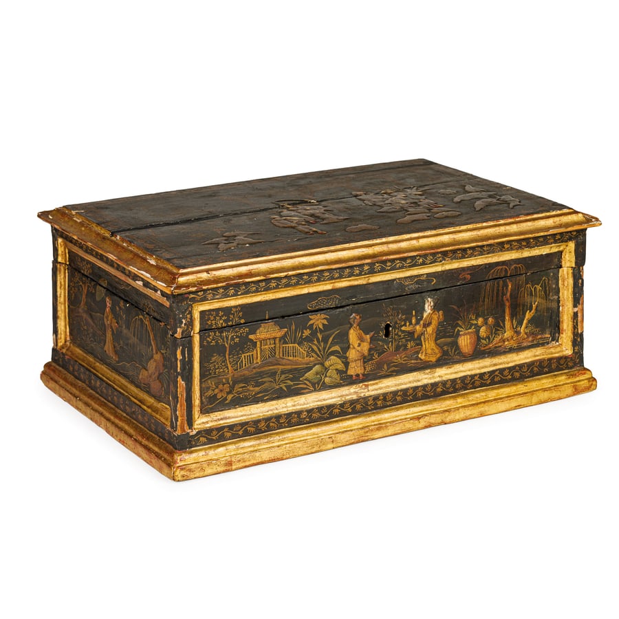 SCATOLA PORTAOGGETTI IN LEGNO LACCATO E DORATO, XIX: SECOLO decorata all'orientale con figure in pastiglia rilevata entro paesaggi minimi, vano interno a giorno con elemento a scomparsa, il fianco destro estraibile a celare due piccoli cassetti;