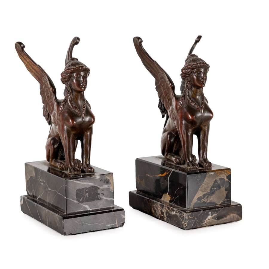 COPPIA DI PICCOLE SFINGI IN BRONZO PATINATO, XIX-XX: SECOLO di modello classico e assise, base gradinata in marmo venato; minori difetti Cm 15,5X5,7X9,7 La figura, alt. cm 10,5 A PAIR OF PATINATED BRONZE SPHINXES, 19TH-20TH CENTURY; MINOR FLAWS (2)