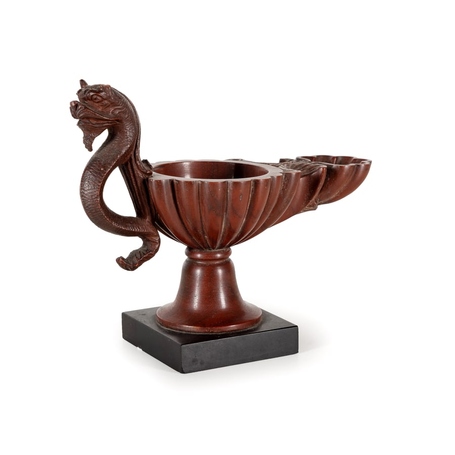 PICCOLA LUCERNA IN MARMO ROSSO ANTICO, XIX SECOLO: in stile classico, le coppe baccellate e terminale come animale fantastico; difetti, minori graffi e poche sbeccature Cm 13X16,5X7 A SMALL ANTIQUE RED MARBLE LAMP, 19TH CENTURY; MINOR FLAWS, SLIGHT