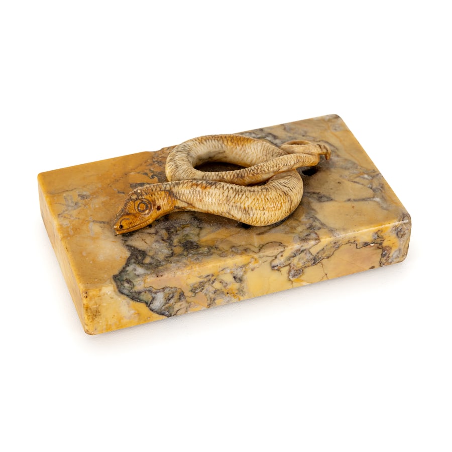 FERMACARTE IN MARMO GIALLO ANTICO, XIX SECOLO: squadrato con poggiante un serpente attorcigliato; minori difetti, pochi graffi Cm 4X13,4X7,5 AN ANTIQUE YELLOW MARBLE PAPERWEIGHT, 19TH CENTURY; MINOR FLAWS, A FEW SCRATCHES