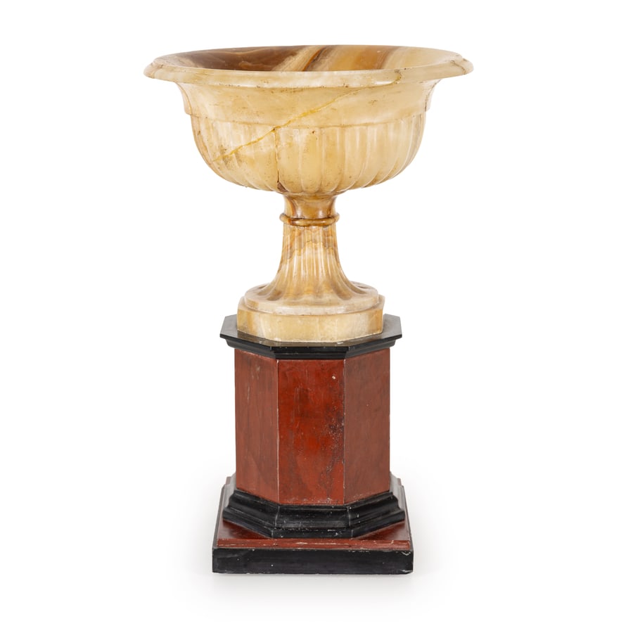 COPPA IN ALABASTRO VENATO, XVIII-XIX SECOLO: in stile classico e baccellata, monta su plinto in marmi diversi; difetti, restauri nel corpo Cm 30X19 AN ALABASTER BOWL, 18TH-19TH CENTURY; DEFECTS, RESTORATION TO THE BODY