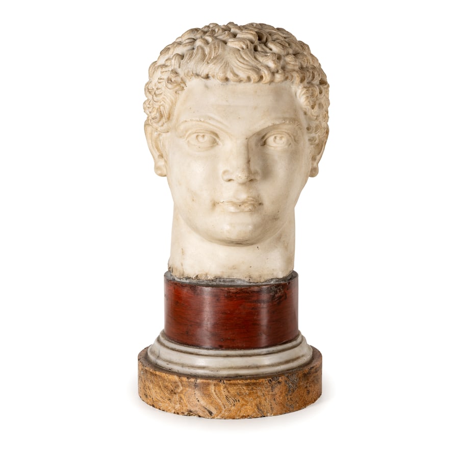 SCULTORE DEL XVIII SECOLO: Testa virile Marmo su base a plinto circolare in rosso antico e marmi diversi Difetti, graffi, sbeccature e minori mancanze, la base non pertinente Cm 33X24X28 Altezza totale, cm 48 A HEAD MARBLE,