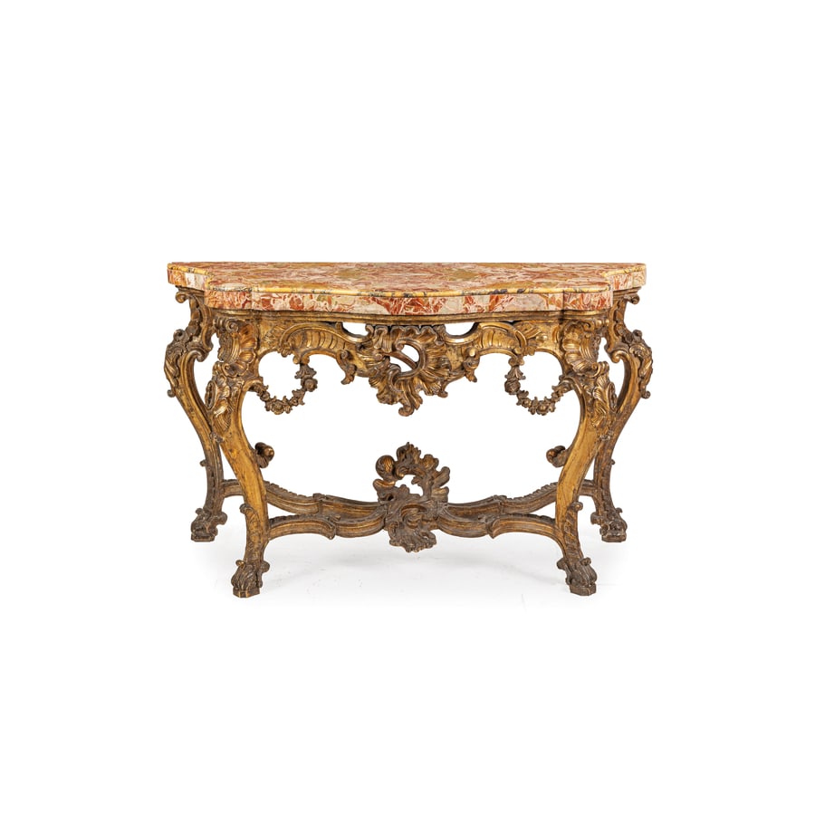 CONSOLE IN LEGNO INTAGLIATO E DORATO A MECCA, XVIII: SECOLO piano impiallacciato in breccia e ciglio in giallo antico, gambe a doppia voluta con terminali a ricciolo, fasce con valve traforate e crociera di raccordo; difetti, cadute e mancanze nella