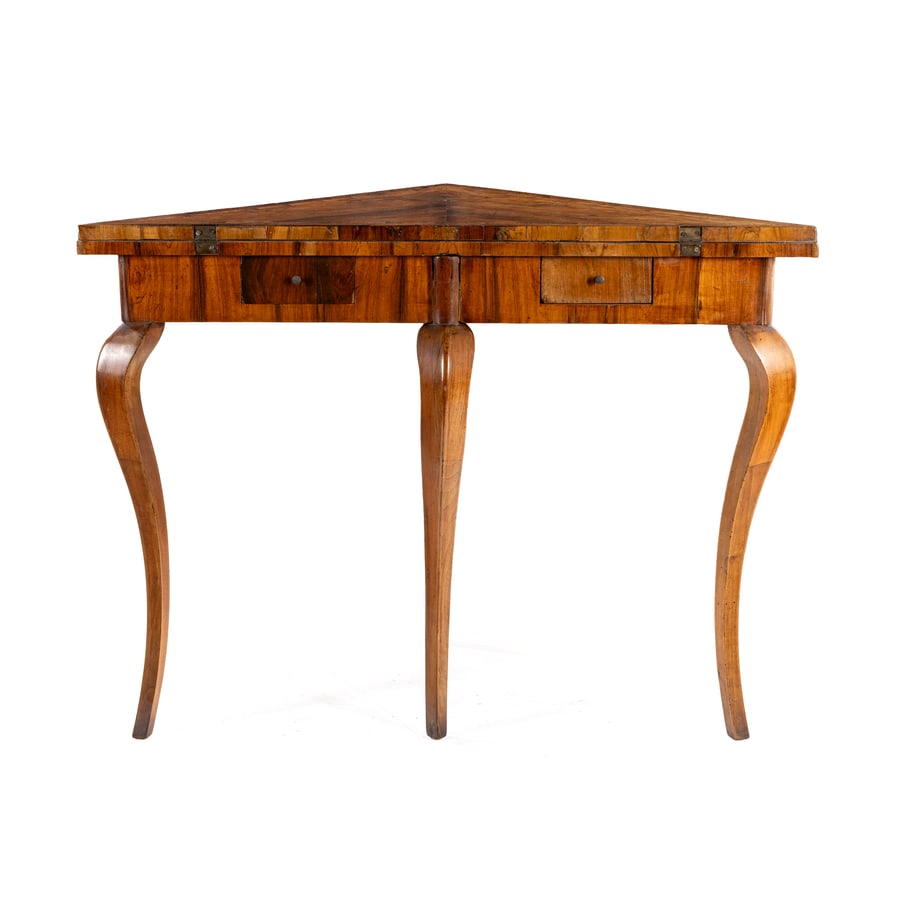 TAVOLO DA GIOCO IMPIALLACCIATO IN LEGNI VARI, GENOVA,: XVIII SECOLO di modello detto a fazzoletto con piano apribile e gamba centrale a scomparsa, due piccoli cassetti nel fonte; difetti, alcune mancanze e screpolature nell'impiallacciatura, poche tracce 