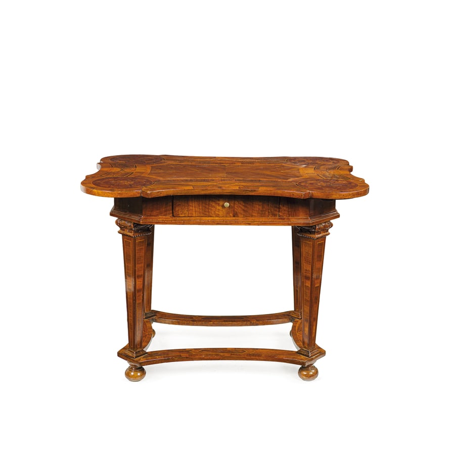 TAVOLO DA CENTRO IN LEGNO E RADICA DI NOCE, XIX SECOLO: piano squadrato con angoli stondati e bordo mistilineo, cassetto frontale, montanti rastremati su piedi a bulbo, due tavolette a scomparsa sotto il ripiano; difetti, restauri, minori graffi e ingialli