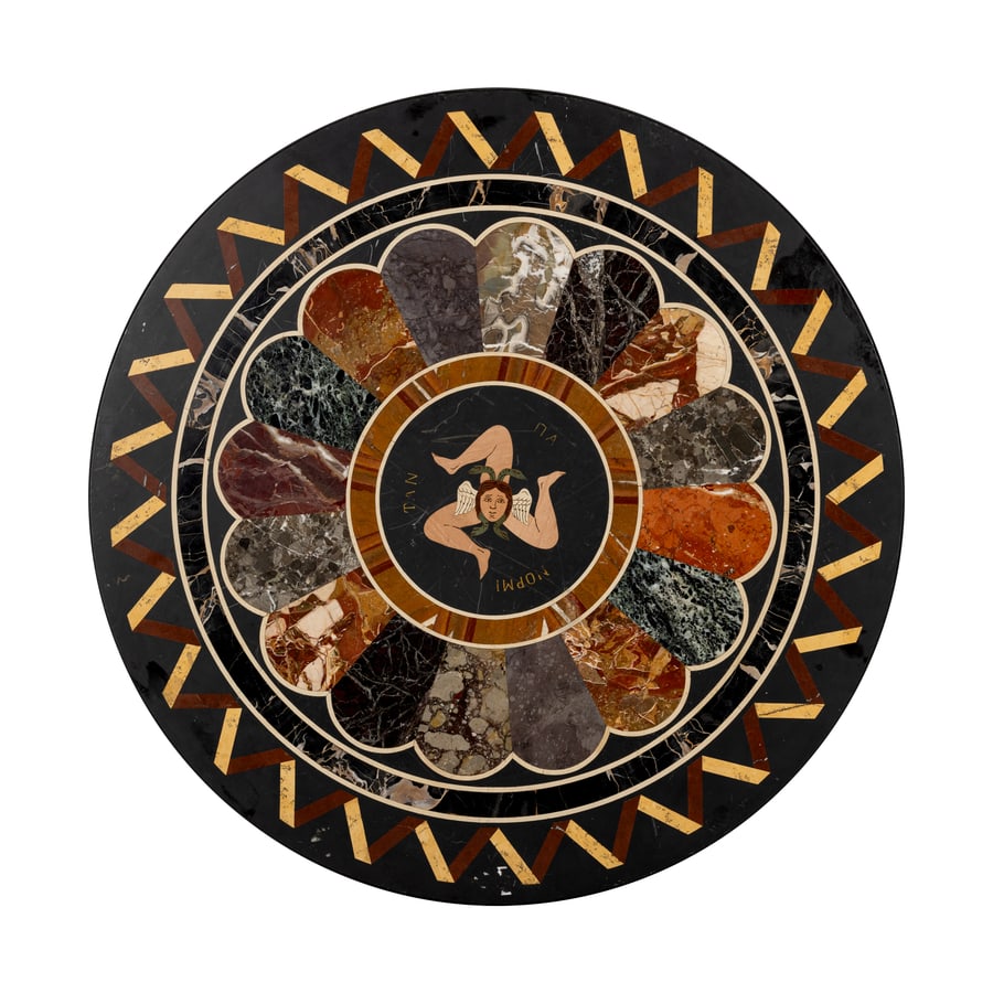 PIANO IN MARMI DIVERSI, XIX SECOLO: centrato da Trinacria entro grande rosone stilizzato, bordo percorso da nastro geometrizzante; difetti, minori graffi e poche sbeccature Cm 67X1,8 Il rosone centrale, cm 18,5 A VARIOUS MARBLE TABLE TO