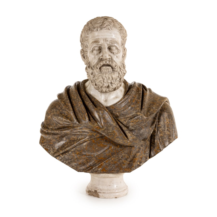 GRANDE BUSTO DECORATIVO IN MARMI DIVERSI, XX SECOLO: raffigurante personaggio virile togato su base a plinto circolare; difetti, minori graffi e sbeccature, mancanze del bordo del plinto Cm 97X80X35 A VARIOUS MARBLE DECORATIVE SCULPTURE, 20TH CENTURY; D