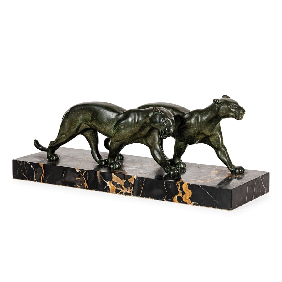 SCULTORE DEL XIX-XX SECOLO: (Michel Decoux ?, 1837 ; 1924) Pantere Bronzo patinato a finto marmo, base in marmo portoro; minori difetti di fusione, pochi difetti, il marmo con minori sbeccature ai bordi Le figure, cm 16X43X7 Mis