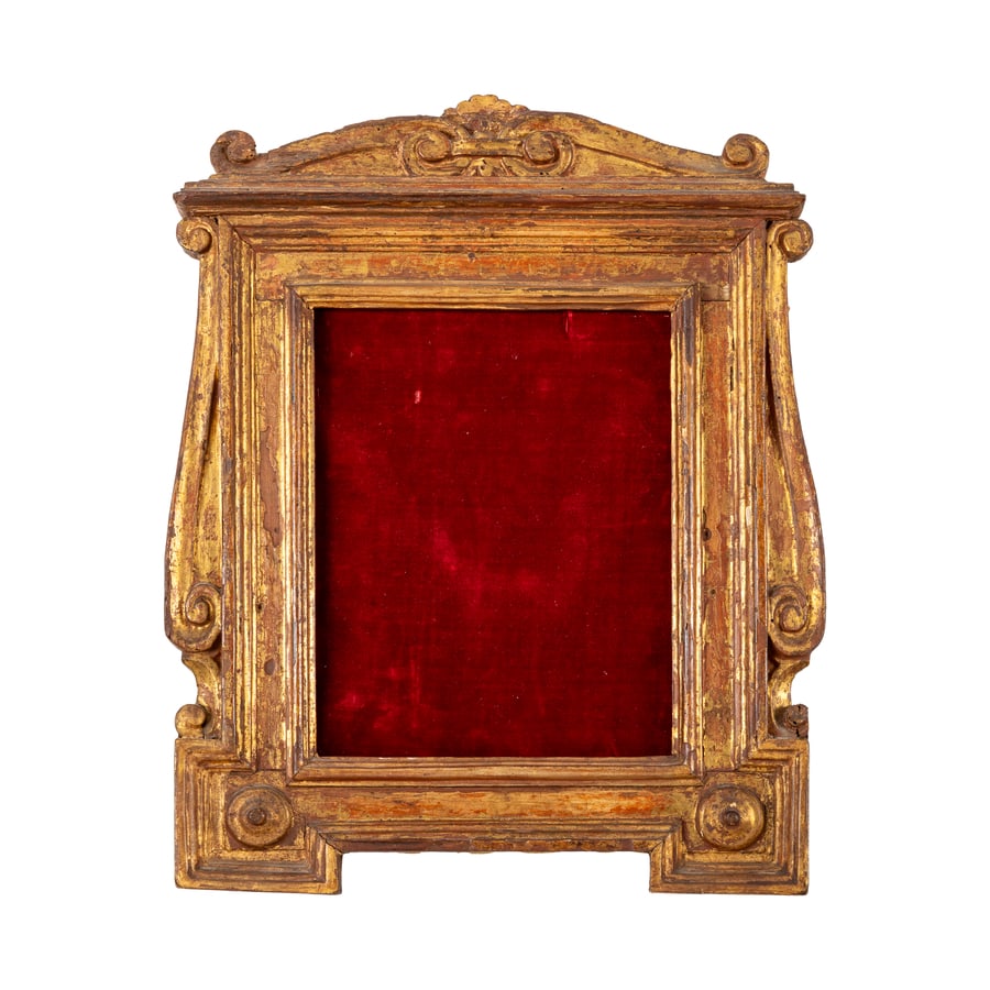 CORNICE A EDICOLA IN LEGNO DORATO, XVII SECOLO: di forma architettonica, ornata da fregi con volute; difetti, mancanze nella doratura, forse in origine era laccata, modifiche e sostituzioni nella struttura Cm 41X32,5 Luce, cm 22,5X17,5 A GILDED WOO
