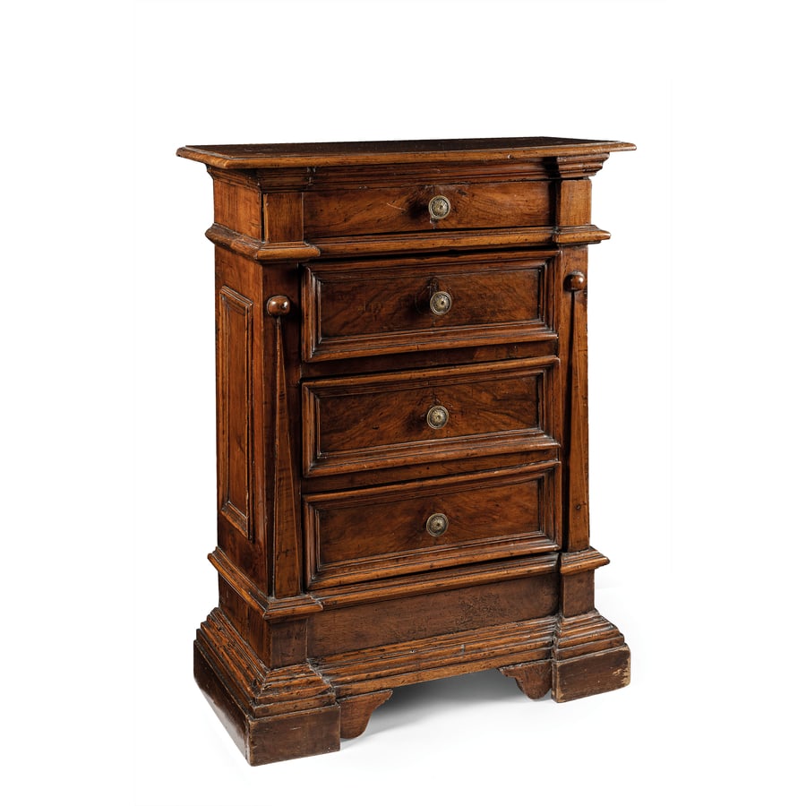 MOBILE CASSETTIERA IN LEGNO DI NOCE, XVII-XVIII SECOLO: di impianto architettonico con cornici modanate e a sbalzo, i due cassetti e un'anta inferiore; usure, restauri, modifiche e rifacimenti nella struttura, difetti, sostituzioni Cm 92X60X29 A WALNUT COM