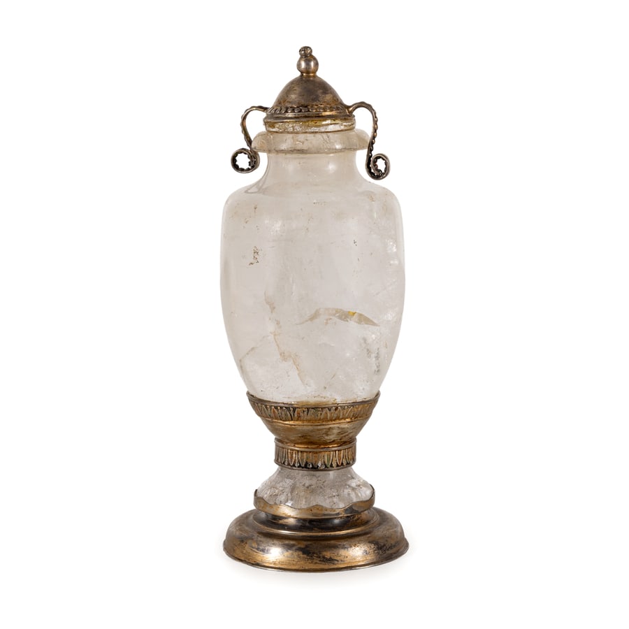 PICCOLO VASO IN CRISTALLO DI ROCCA E ARGENTO, XIX: SECOLO di forma classica, il coperchio con anse a voluta; difetti, sbeccature e mancanze sul collo superiore, bruniture nell'argento Cm 16X5,5 SMALL ROCK CRYSTAL AND SILVER VASE, 19TH CENTURY; FLAWS, 