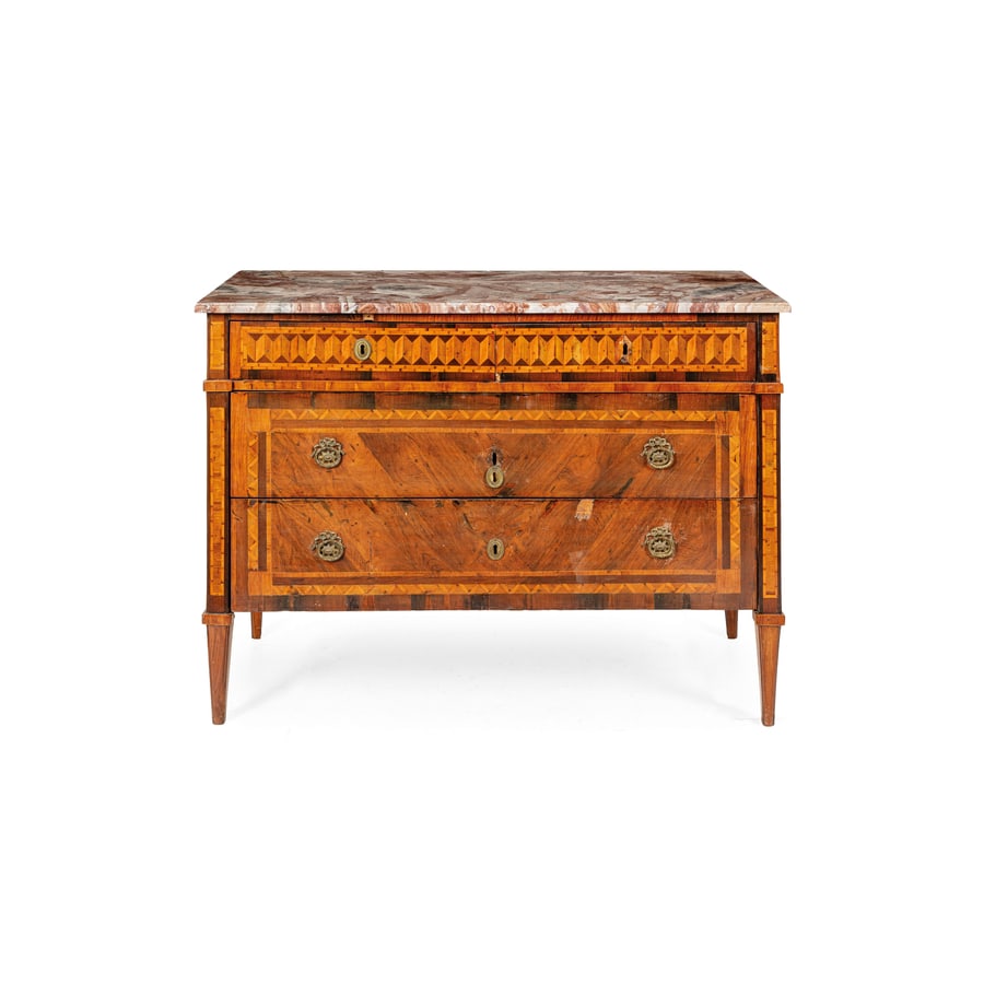 CASSETTONE IMPIALLACCIATO IN LEGNI VARI, GENOVA,: XVIII-XIX SECOLO impianto rettilineo su piedi rastremati, decoro. riserve filettate ed inserti geometrici, due grandi cassetti e due minori sotto il piano di marmo venato; difetti, rotture e mancanze 