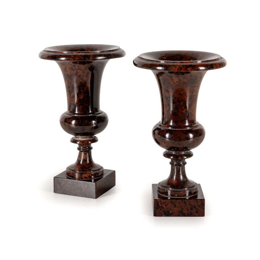 COPPIA DI PICCOLI VASI IN PIETRA DURA, XIX-XX SECOLO: in stile classico su piede squadrato; minori difetti, uno con piccolo restauro al bordo Cm 17,5X10,5 A PAIR OF SMALL SEMI-PRECIOUS STONE VASES, 19TH-20TH CENTURY; MINOR FLAWS, ONE WITH A SMALL