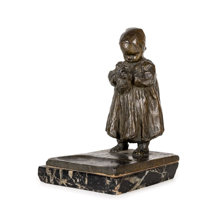 EUGENIO PELLINI: (1864 ; 1934) Nives Bronzo su base in marmo Firmato E. Pellini nel lato destro Minori difetti, il marmo con mancanze nell'angolo destro posteriore e sbeccature diffuse Cm 19,5X15,5X12 La figura, cm