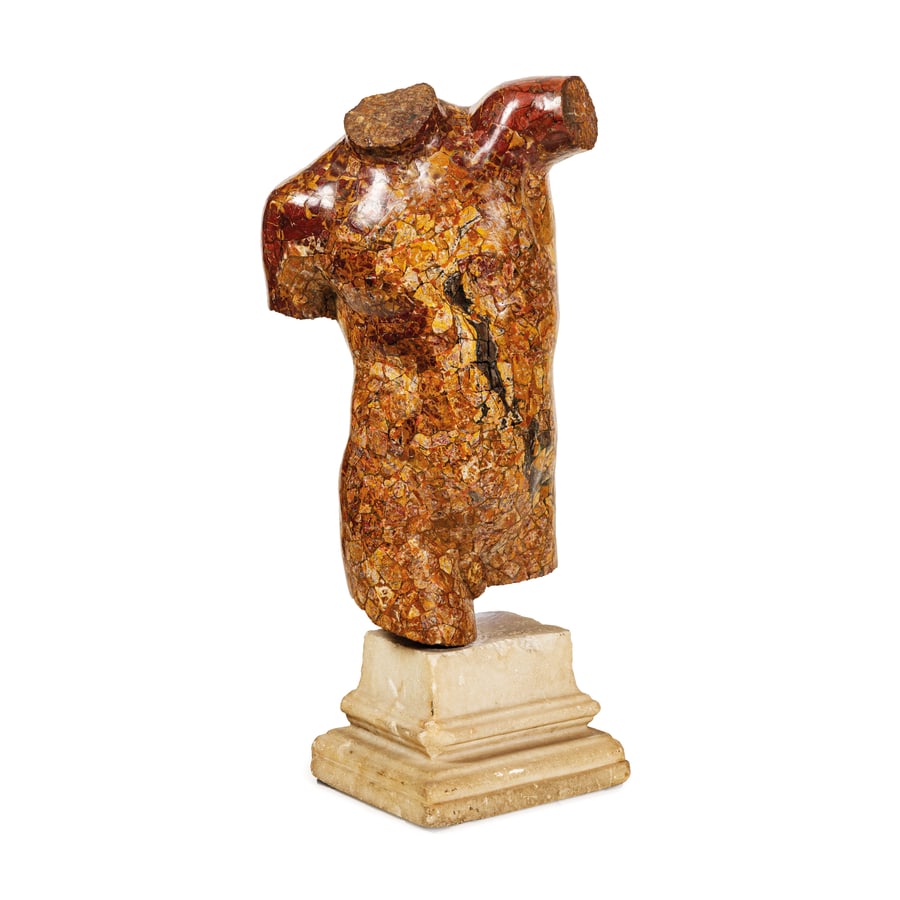 SCULTURA IN MARMO, XIX-XX SECOLO: raffigurante torso virile acefalo di modello classico, poggia su base più antica in marmo bianco; difetti, graffi, alcune sbeccature e mancanze, a base staccabile di epoca precedente Cm 65X40X24 