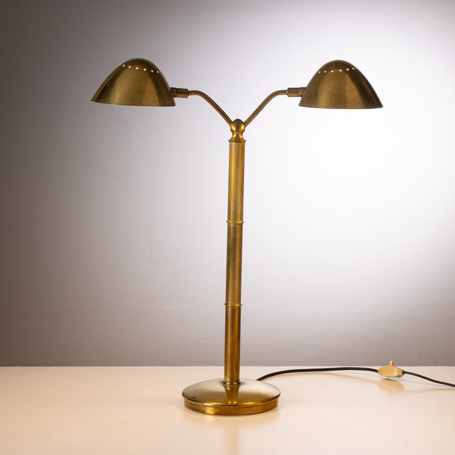 MANIFATTURA NORDICA: Lampada da tavolo. Ottone, ghisa. Scandinavia anni '50. cm 54x42x16 ca A NORDIC TABLE LAMP Buone condizioni generali. Piccole righe, leggeri graffi, normali segni di usura. Ottone in patina con lieve