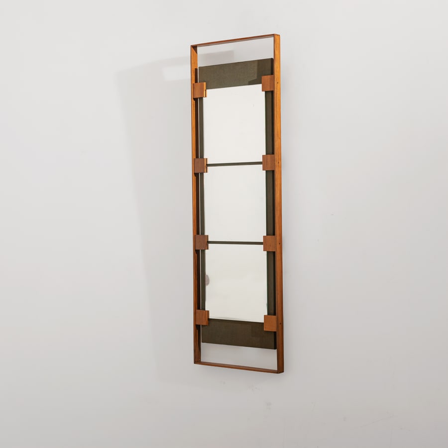 ICO PARISI (ATTRIB. A): Specchio da parete. Legno, feltro, cristallo specchiato. Italia fine anni '50. cm 130x41x4 A MIRROR ATTRIBUTED TO I. PARISI Buone condizioni generali. Piccole righe, leggeri graffi, normali segni di u