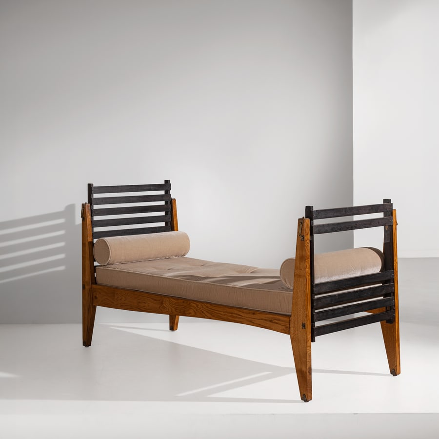 CARLO MOLLINO: Letto per Casa del Sole. Legno di rovere massello, ottone, tessuto imbottito. Esecuzione Ettore Canali, Brescia, 1953-1954 ca. cm 115x88x196 A BED BY C. MOLLINO N. Ferrari, Mollino. Casa del sole, Mus
