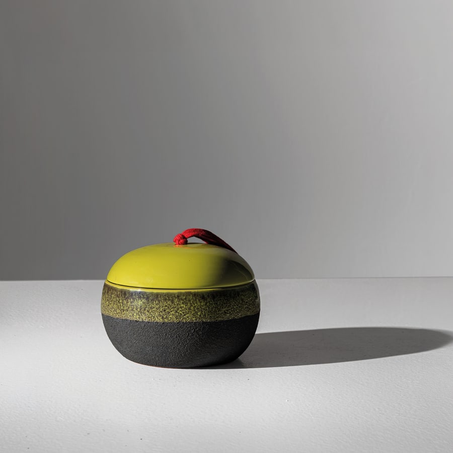 ETTORE SOTTSASS: Scatola mod. 192. Ceramica decorata, laccio di stoffa. Produzione Il Sestante, 1959 ca. Firma Sottsass il Sestante 192 Italy sotto la base. cm 12x15x15 A CERAMIC BOX BY E. SOTTSASS F. Ferrari, Sottsas