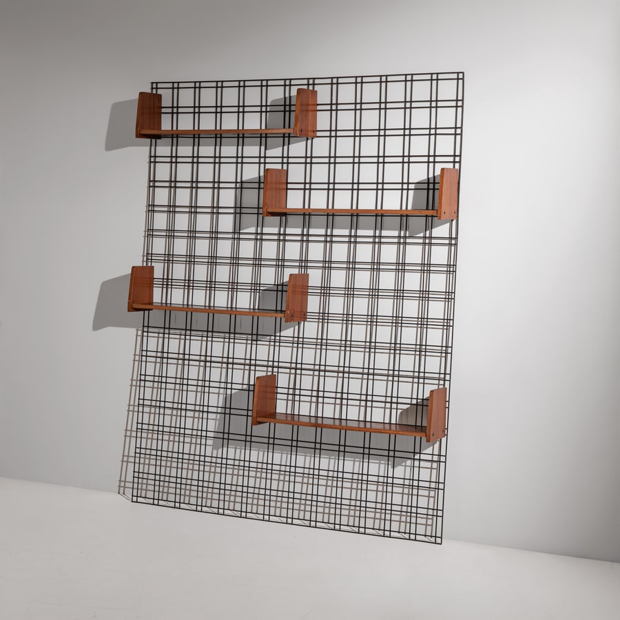 STUDIO PFR: Parete attrezzata. Tondino di ferro smaltato, legno multistrato impiallacciato in legno di teak. Italia, anni '60. cm 189x147x19 A WALL UNIT BY STUDIO PFR Condizioni generali molto buone. Piccole
