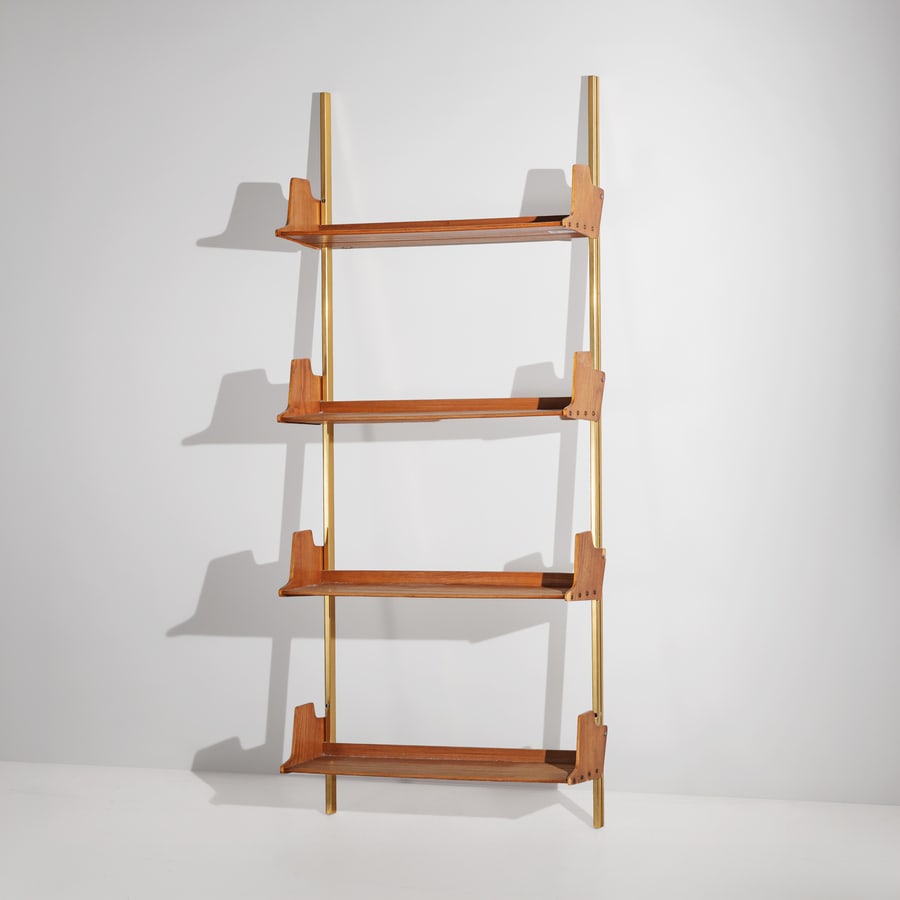 OSVALDO BORSANI: Libreria mod. E60. Alluminio dorato, legno di noce. Produzione Tecno anni '50. Libreria mod. E60. Alluminio dorato, legno di noce massello, resinflex. Produzione Tecno anni '50. cm 202x83x8 A BOOKCASE
