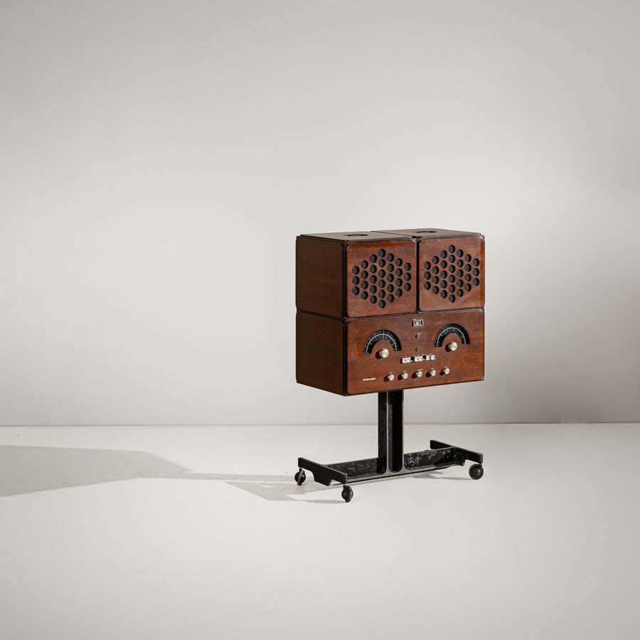 ACHILLE & PIER GIACOMO CASTIGLIONI: Radiofonografo RR 126. Compensato impiallacciato in legno di mogano, plexiglass, fusione di alluminio. Produzione Brionvega, 1965 ca. cm 74x122x37 A radio by A. & P. Castiglioni CM 77X122X33 CA Domus 