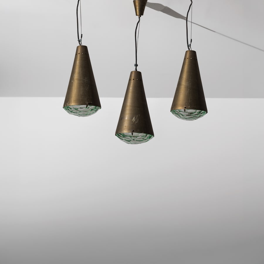 MAX INGRAND: Tre lampade a sospensione mod. 2126/1. Ottone nichelato e laccato all'interno, cristallo molato e curvato. Produzione Fontana Arte, 1960 ca. Diffusore cm 35x18,5 THREE-LIGHT PENDANTS BY M. INGRAND Qua